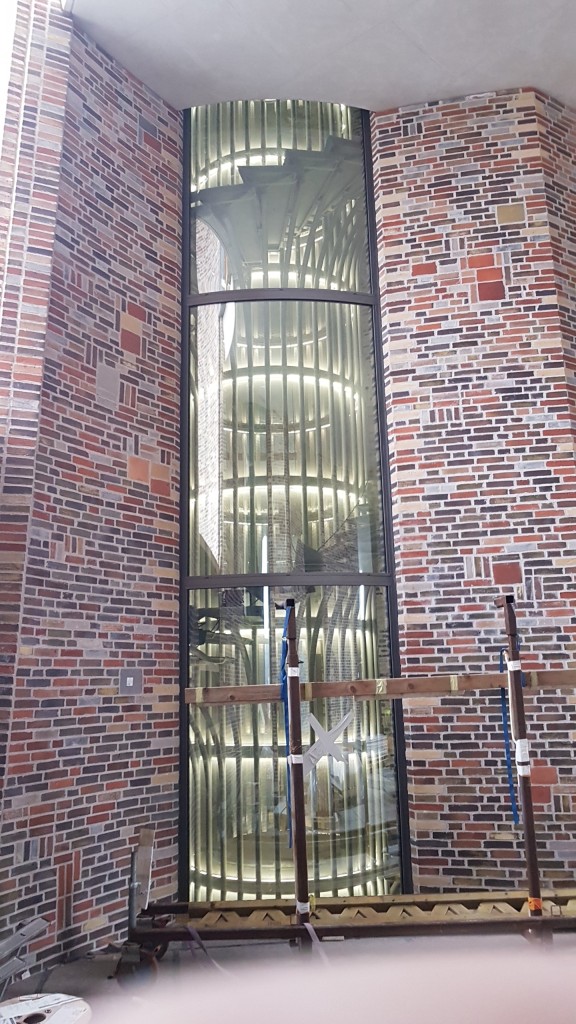 filigrane Wendeltreppen, 30m hoch inkl. Treppenstufen aus Stahlguss